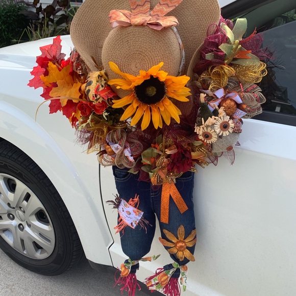 Beautifully decorated door wreaths - Picture 4 of 5